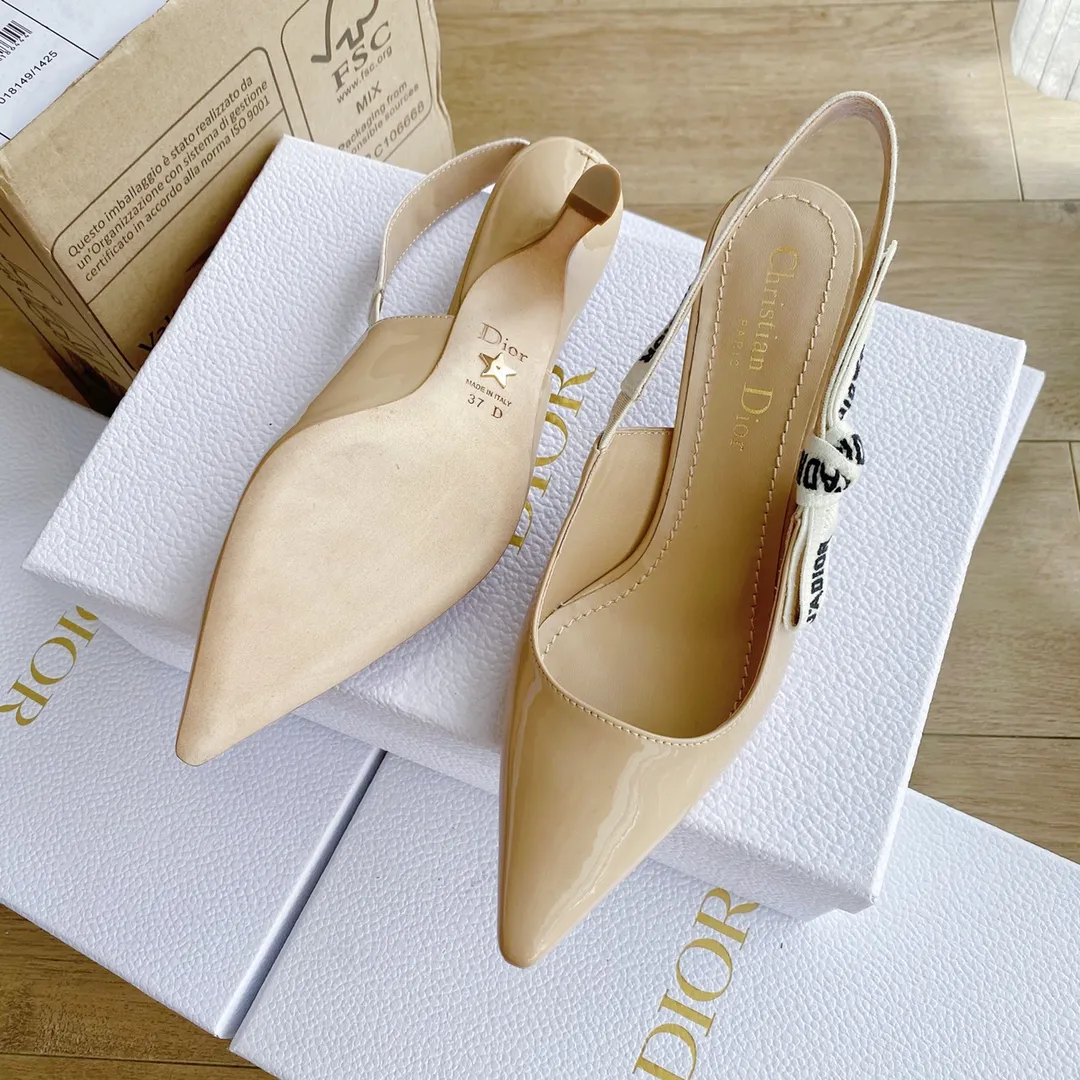 👟👟Ex-factory price 440👟👟 Developed one-to-one from the original version, 👠👠✨ ✨Dior’s popular sandals are new🔥 🔥 The same style as the most popular internet celebrities and celebrities of the year💁 💁. Imported fabric, lining and feet are made of calfskin lining🐑. Original molded heel, heel height 10Cm 6.5cm💘 Original molded metal outsole with five-pointed star LOGO mark✨. Original bow, 💅 Italian leather outsole. 👄💋 Full set of packaging (bags, cards, invoices, one-to-one wrapping paper) 34 40 41 customized